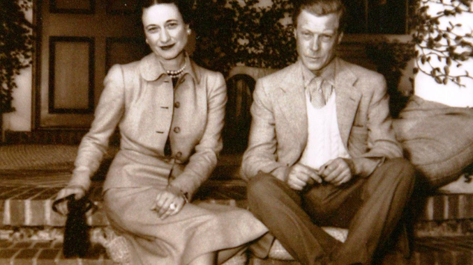 Salah satu fakta Edward VIII yang mengejutkan bahwa dirinya lebih memilih cintanya dibandingkan menerima mandat sebagai seorang Raja Inggris. 